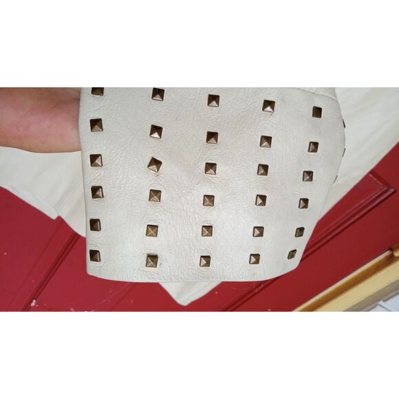 White - Picture 8 of 11